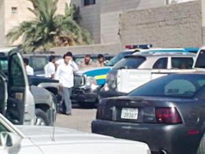 رجال مرور حولي يحررون المخالفات المرورية مقابل احدى المدارس﻿