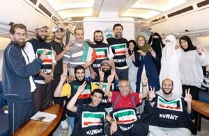 ابطال الكويت في لقطة جماعية داخل الطائرة الاميرية التي اقلتهم الى ارض الوطن﻿