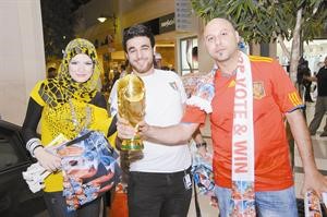 مشاركون يحملون كاس العالم﻿