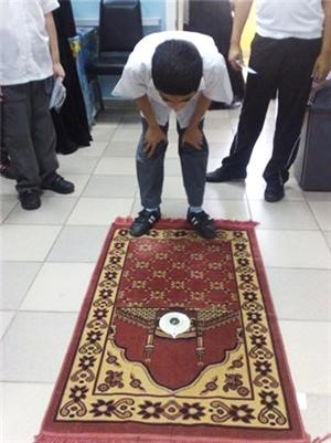 طفل يؤدي الصلاة