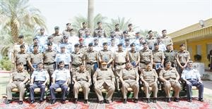 الفريق الركن احمد الخالد متوسطا خريجي دورة الاركان الصغرى

