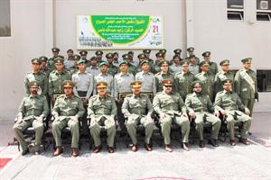 العميد ركن زايد عبدالله ناصر والعميد ركن هاشم عبدالرزاق مع الخريجين
