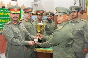تسليم الكاس لاحد الخريجين
