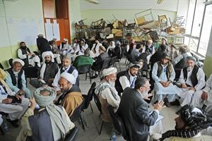 زعماء القبائل خلال اجتماعات اليوم الثاني من مؤتمر اللويا جيرغا حول السلام في يومه الثاني امس افپ