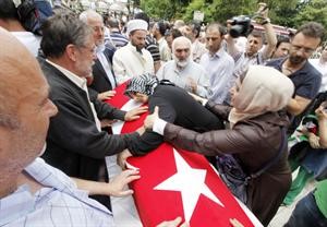 مواطنون اتراك يبكون احد شهداء اسطول الحرية خلال تشييعهم في اسطنبول امس 	رويترز﻿