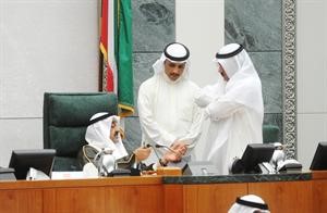 الرئيس جاسم الخرافي في حديث مع مسلم البراك ومرزوق الغانم على المنصة
متين غوزال
