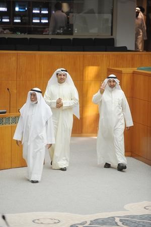 المستشار راشد الحماد ودمحمد البصيري ودبدر الشريعان اثناء دخولهم القاعة
