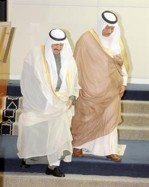 سمو رئيس الوزراء الشيخ ناصر المحمد والنائب الاول الشيخ جابر المبارك يهمان بدخول القاعة
