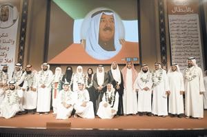رئيس مجلس الامة جاسم الخرافي ود عبدالله المعتوق يتوسطان ابطال اسطول الحرية الذين تم تكريمهم في احتفال كبير في مبنى الهيئة الخيرية امس سعود سالم