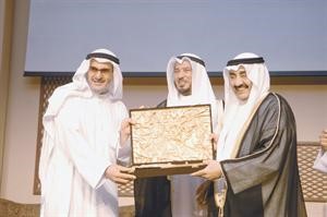  ودرع تكريمية للمحامي مبارك المطوع﻿