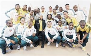 الرئيس السابق لجنوب افريقيا نيلسون مانديلا مع لاعبي بلاده
﻿﻿اپ﻿