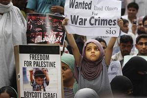  وطفلة هندية مسلمة ترفع لافتة خلال تظاهرة بالقرب من السفارة الاسرائيلية في نيودلهي احتجاجا على استهداف اسرائيل لاسطول الحرية		اپ
﻿