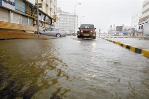 رغم تراجع قوة الاعصار الا انه اغرق شوارع سلطنة عمان	 	 	 	 	 	 			افپ﻿