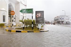 شارع مهجور تغطيه المياه في العاصمة العمانية مسقط بعد الامطار الغزيرة التي سببها اعصار فيت افپ	