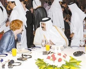 صاحب السمو الشيخ حمد بن خليفة في حديث مع رئيسة فنلندا تاريا هالونين على هامش الجلسة الافتتاحية لمنتدى الدوحة العاشر