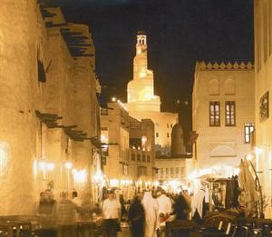 مشهد لجانب من سوق واقف التراثي وتبدو في الخلف منارة مركز قطر الثقافي الاسلامي 			الصورة من كتاب Living In Qater
﻿