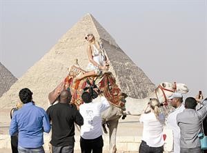 پاريس هيلتون على ظهر الجمل عند اهرامات الجيزة في مصر﻿