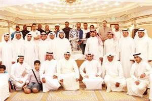 الشيخ جابر البندر والشيخ مشعل طلال الفهد يتوسطان اللجنة المنظمة واللاعبين﻿