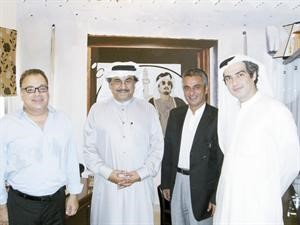 بوعدنان يتوسط فريق عمل المسرحية