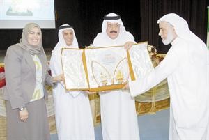 درع تكريمية من مبارك الساير للفريق الركن المتقاعد عبدالله الفارس بحضور منى الصلال﻿