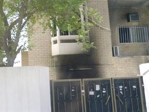 اثار الحريق على واجهة المنزل الذي اصيب فيه المواطن وابناؤه الثلاثة﻿