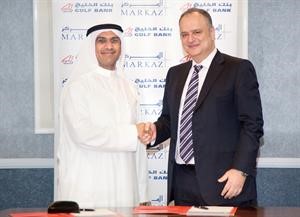 مناف الهاجري وميشال العقاد يتصافحان عقب توقيع الاتفاقية﻿