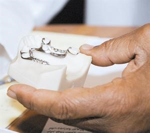 د.جاسم منصور الجاسم: ابدأوا بالعناية بأسنان أطفالكم منذ الولادة
