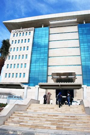 «المدنية» عمم الفئات الوظيفية التي شملتها الزيادات والمكافآت المالية المعتمدة من مجلس الوزراء والتي تُصرف من 1/4/2010