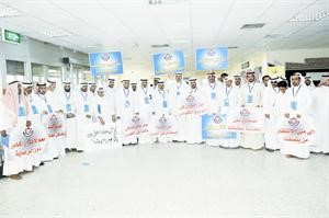 المعتصمون من العاملين في دور الرعاية يحملون لافتات تطالب باقرار كادرهم