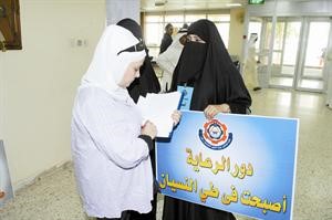 الزميلة بشرى شعبان تستمع الى مطالب العاملات في دور الرعاية

