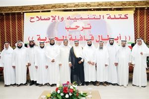 النواب دوليد الطبطبائي ودجمعان الحربش وفلاح الصواغ يتوسطهم الشيخ دابراهيم الدعيج ومبارك المطوع وبعض الحضور
