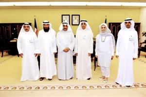 الرئيس جاسم الخرافي متوسطا الامين العام علام الكندري ومظفر عبدالله وامل المطوع ومسلط السبيعي وجمال المطيري﻿