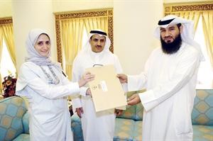 الامين العام مكرما رئيس قسم الصحافة والنشر امل المطوع بحضور مسلط السبيعي﻿