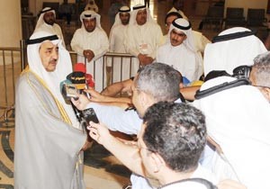 الرئيس جاسم الخرافي متحدثا للصحافيين