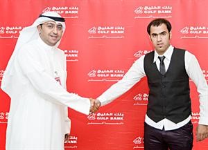 عبدالله الفوزان يهنئ احمد عبدالله سرحان عبدالله احد فائزي السحب الاسبوعي للدانة
