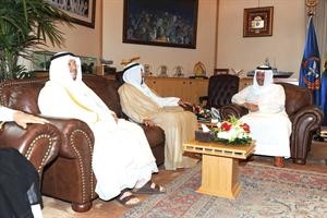 الشيخ جابر المبارك مستقبلا دعبدالله المعتوق ودعادل الفلاح ﻿