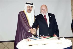 السفير الشيخ علي العبدالله وسفير الارجنتين يقطعان كعكة الاحتفال
