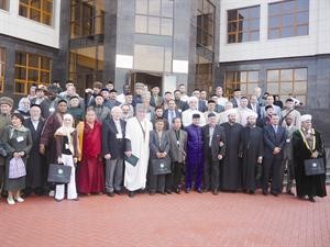 لقطة تذكارية تضم المشاركين في المؤتمر الذي عقد في مقر حكومة الشيشان بغروزني