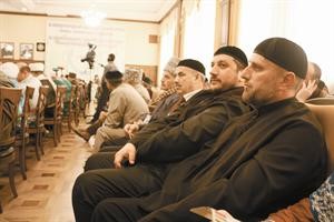 نائب مفتي الشيشان والد احييد متابعا جلسات المؤتمر
