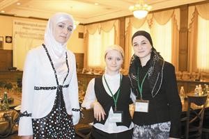شيشانيات ساعدن على تنظيم المؤتمر
