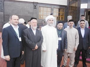 محمد الصادق واكبر وداود والمترجم تركو في لقطة تذكارية