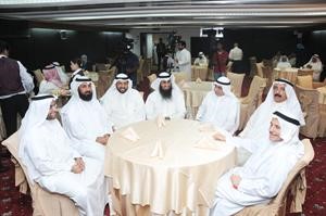 مطلال القحطاني ومانع العجمي يتوسطان بعض المشاركين في حفل التكريم
