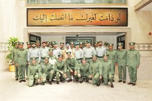 لقطة تذكارية للشيخ مشعل الاحمد مع الخريجين
