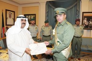 نائب رئيس الحرس الوطني يقدم شهادة تقدير لاحد الخريجين
