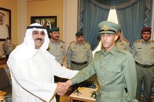الشيخ مشعل الاحمد يكرم احد الخريجين
