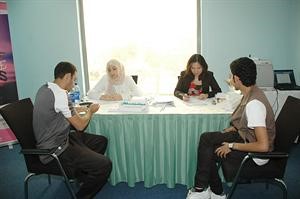 احد المتقدمين يملا استمارة التوظيف﻿