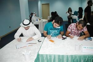 مواطنون يعبئون نماذج التوظيف﻿