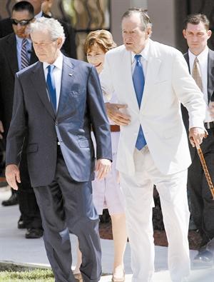 بوش الاب والابن اثناء حضورهما العرس﻿