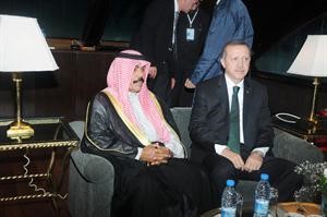 سمو ولي العهد خلال لقائه رئيس الوزراء التركي رجب طيب اردوغان في مادبة العشاء