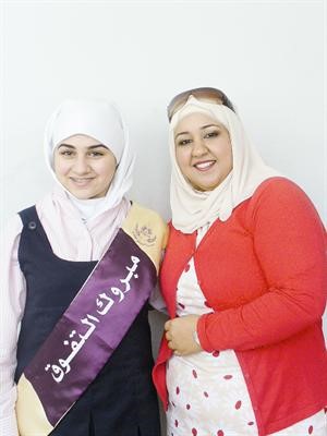 فيروز عماد مع احدى مدرساتها